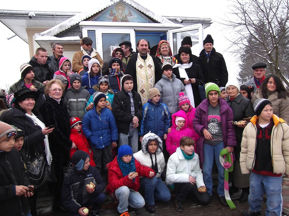 Bucurie pentru nevoiaşi în Parohia Săcăluşeşti 75026