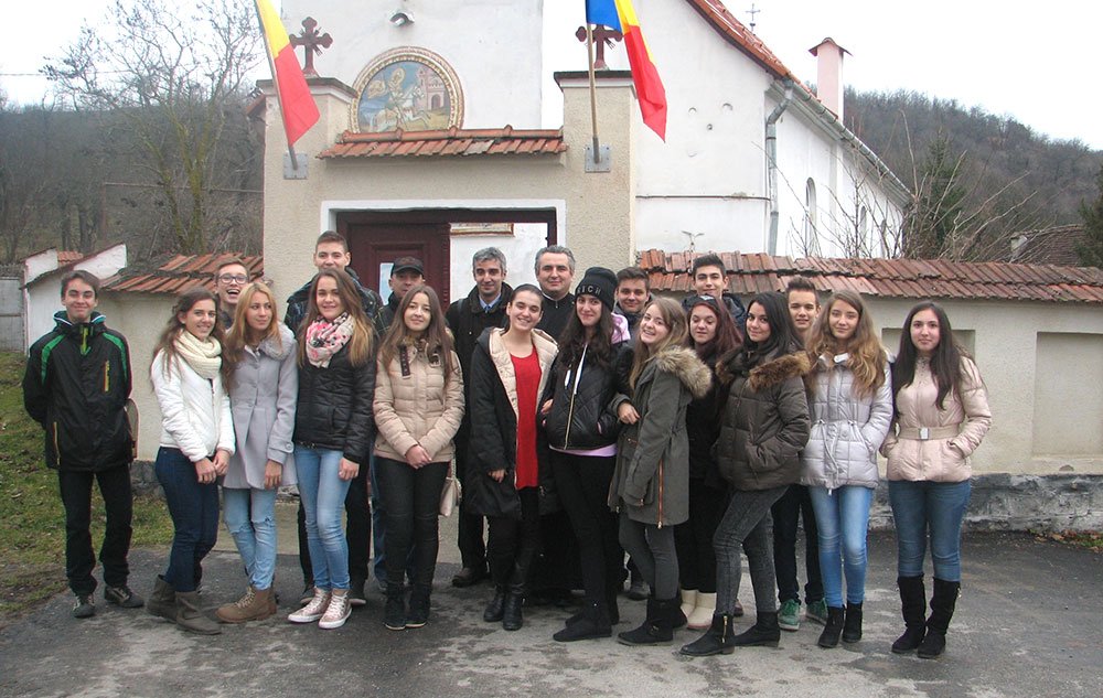 Peste 1000 de cărţi, donate elevilor din Nou Român 75001