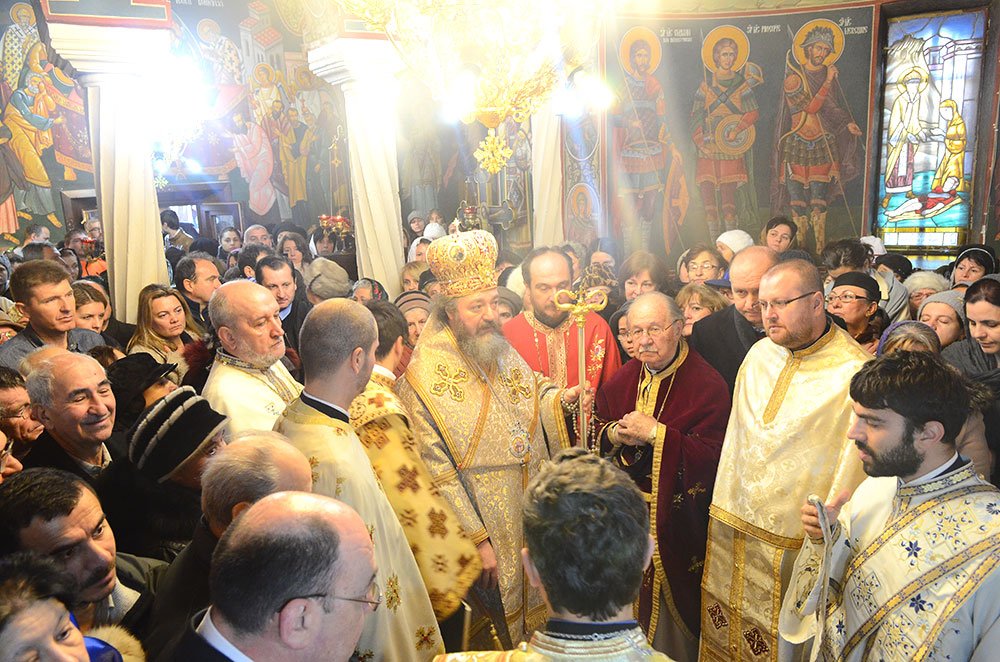 Sărbătoare la vechea biserică a Sfântului Spiridon 74960