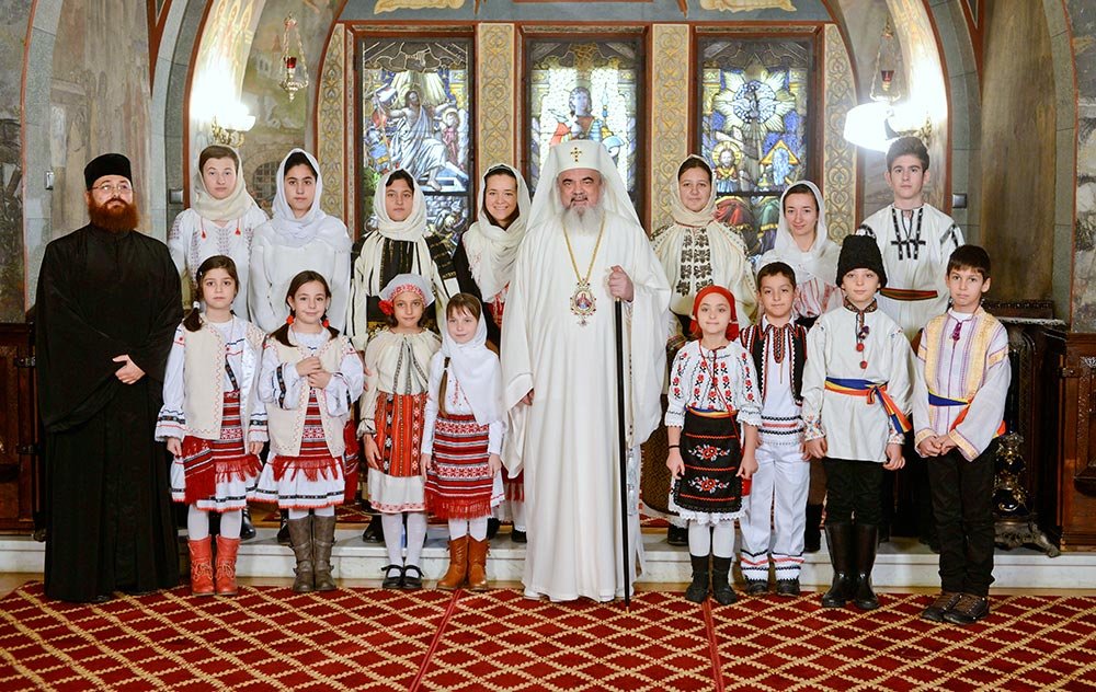 Au sosit primii colindători la Patriarhul României 74934