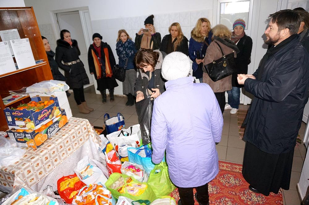 Daruri pentru bolnavii de la Plătăreşti – Călăraşi din partea Parohiei Zlătari din Capitală 74936