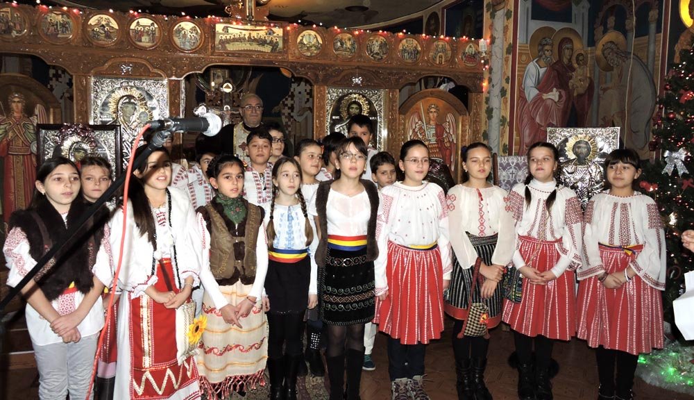 Colindători în Biserica „Sfânta Fecioară Maria“ 74908