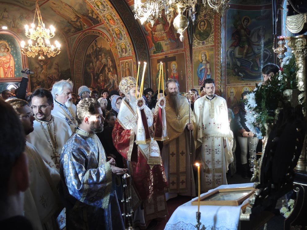 Sfântă Liturghie oficiată de IPS Părinte Mitropolit Teofan în Parohia Pietrişurile 74893