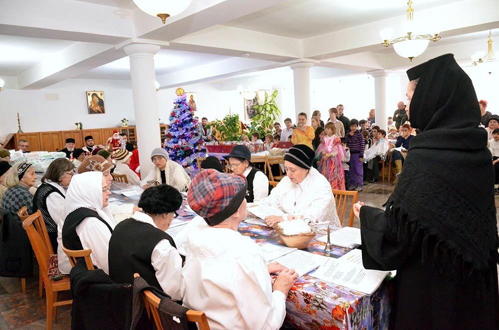 Colindători la Mănăstirea Christiana din Capitală 74838