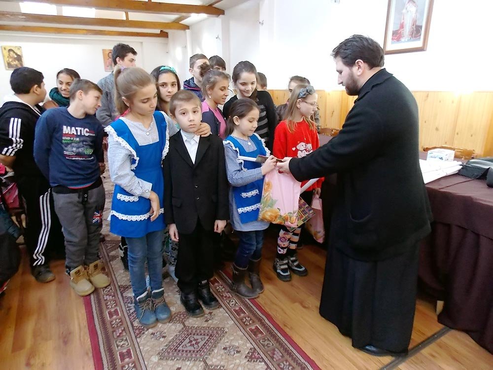 Daruri pentru copiii dezavantajaţi social din Eparhia Severinului 74871