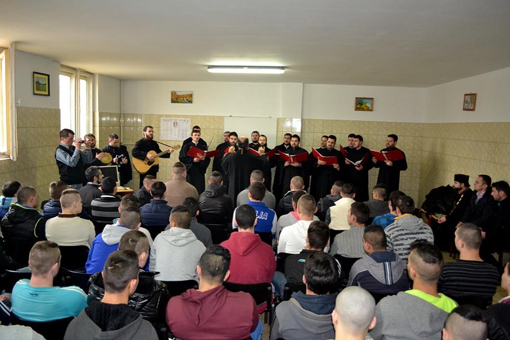 Activităţi caritabile la Craiova, Râmnic şi Severin 74829