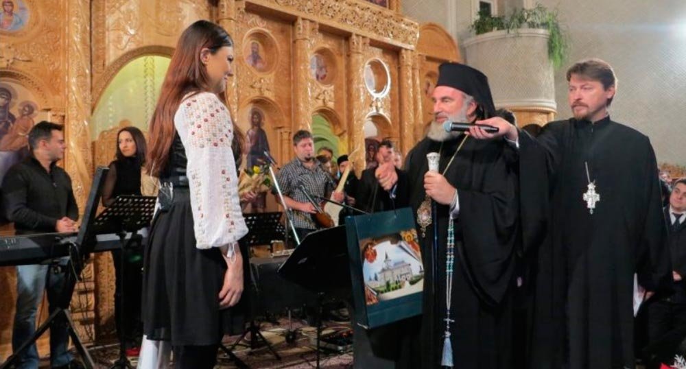 Bucuria Naşterii lui Hristos, în catedrala din Moineşti 74819