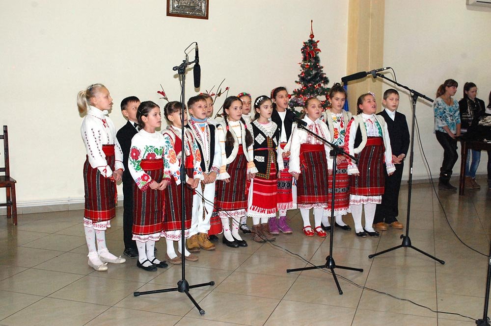 Copiii şi tinerii din părţile Belceştiului au vestit Naşterea Domnului 74803