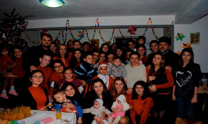 Concerte de colinde ale tinerilor atoreni din Piatra Neamţ 74779