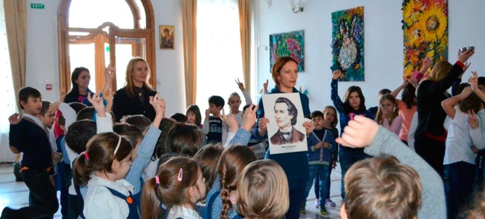 Mihai Eminescu, omagiat la Şcoala Primară şi Gimnaziul „Varlaam Mitropolitul“ 74479