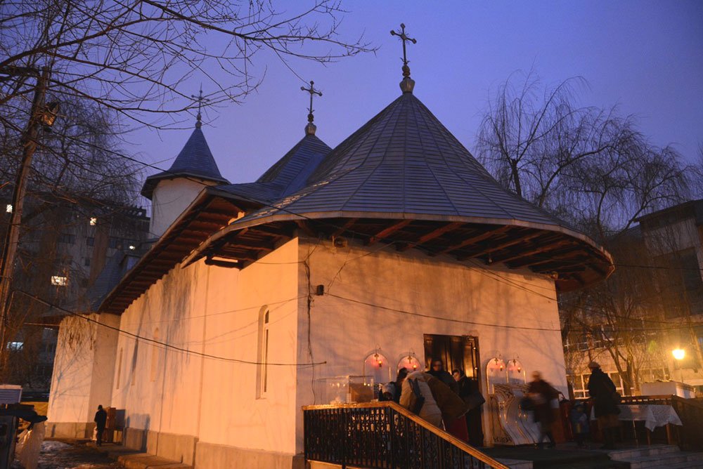 Paraclisul Parohiei „Sfântul Antonie“ din Iaşi, mănăstire pentru o zi 74386