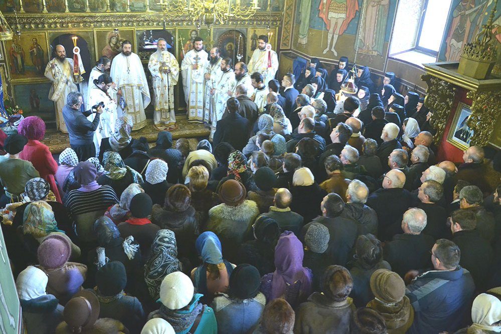 Sfinţii Atanasie şi Chiril, cinstiţi prin Liturghie arhierească 74385