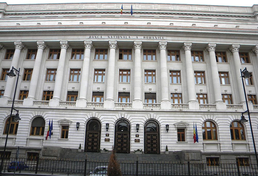 BNR: Povara creditelor ar trebui împărţită între clienţi şi bănci 74120