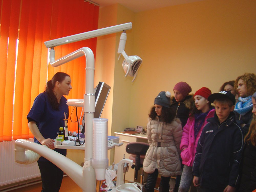 „Să sprijinim elevii să înveţe experimentând“ 74109