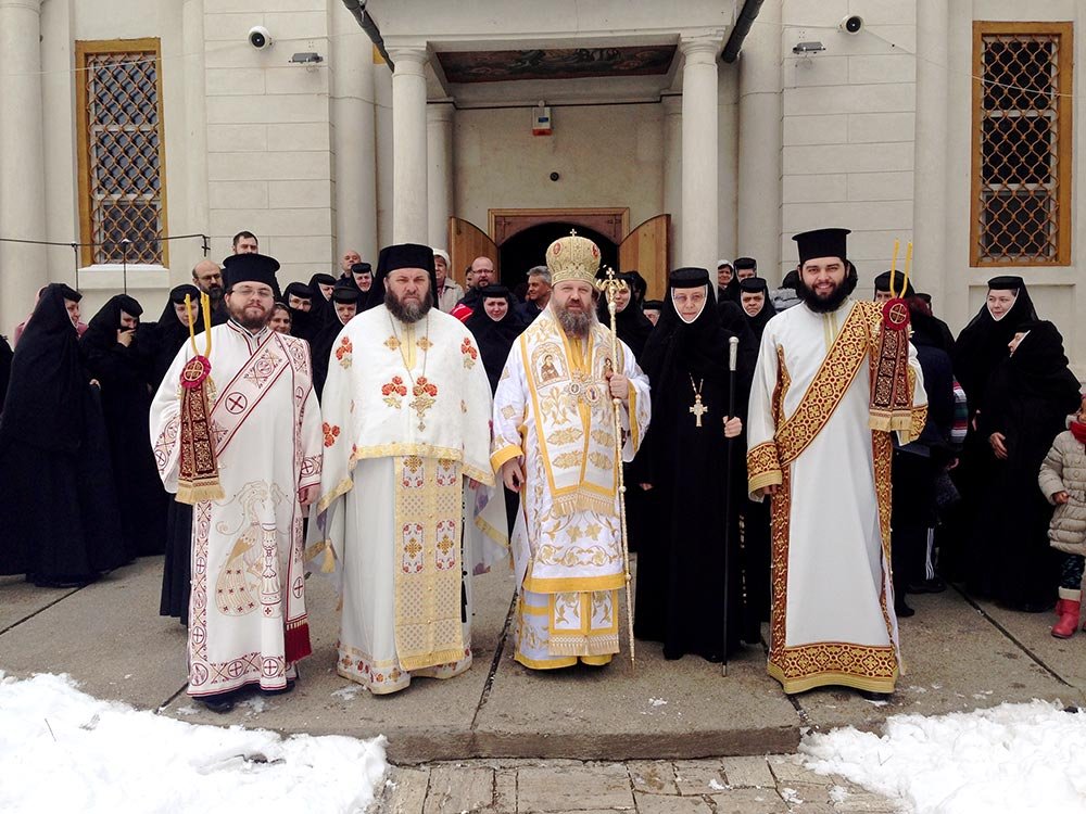 Slujire arhierească la Mănăstirea Pasărea 74020