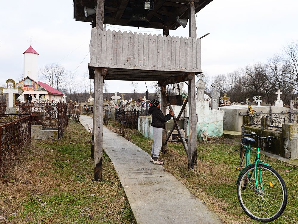 Cei 60 de copii ai părintelui Florin Danu din Lada 73883