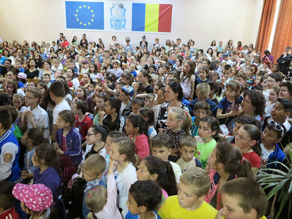 Întâlniri cu profesorul de joacă Leon Magdan, în Protoieria Moineşti 73850