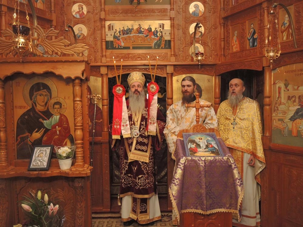 IPS Teofan a slujit Sfânta Liturghie şi slujba Botezului pentru prunca Mavra 73701