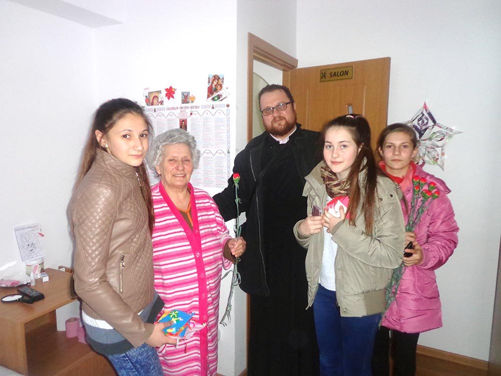 Daruri şi mărţişoare pentru bătrânii de la Hârja 73431