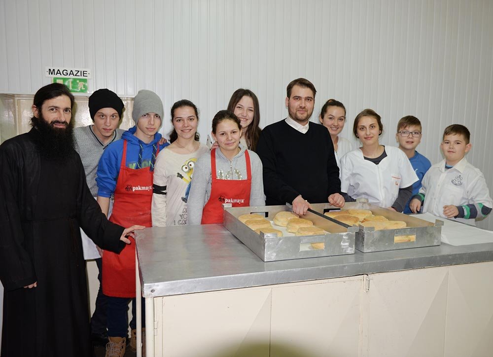 Fapte de filantropie ale tinerilor din Băiţa, Gherla 73410