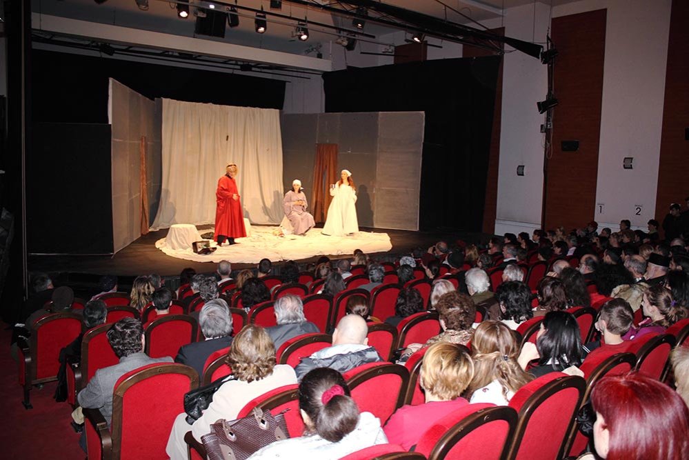 Spectacol de teatru la Râmnic 73413