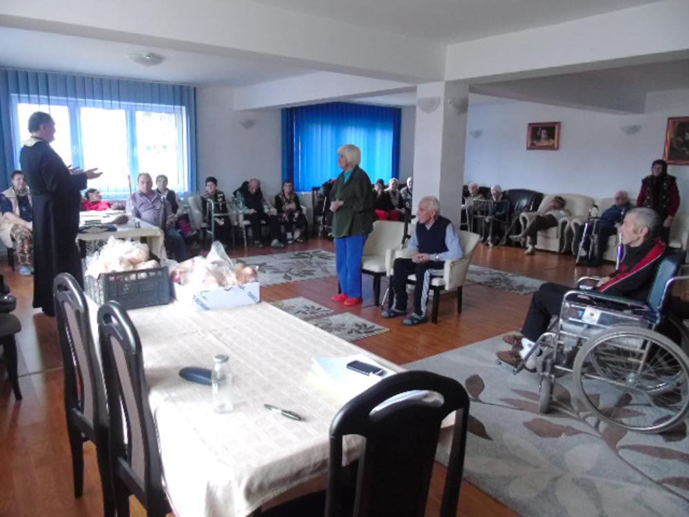 Vârstnicii din Făgăraş au primit daruri şi binecuvântare 73388