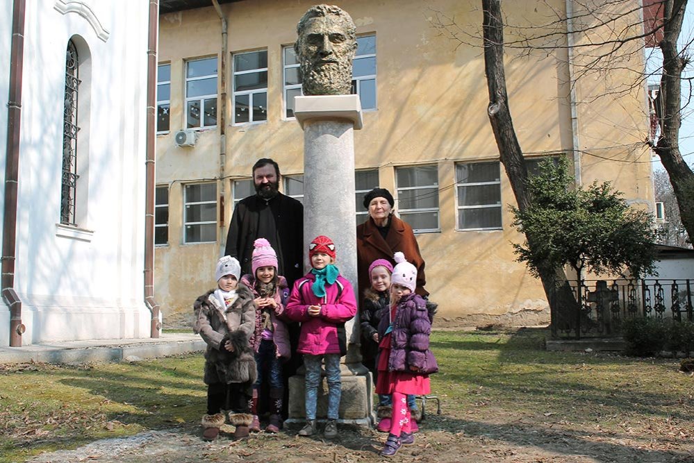 Portret în bronz al lui Brâncuşi la Biserica Mavrogheni 73343