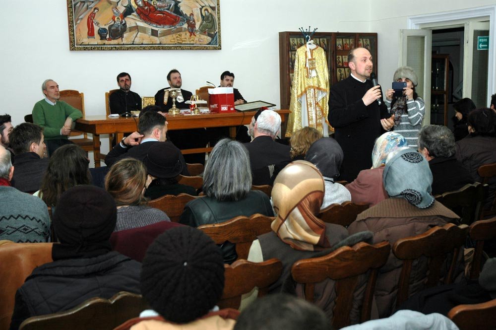 Seară catehetică consacrată Sfintei Liturghii, la Botoşani 73325