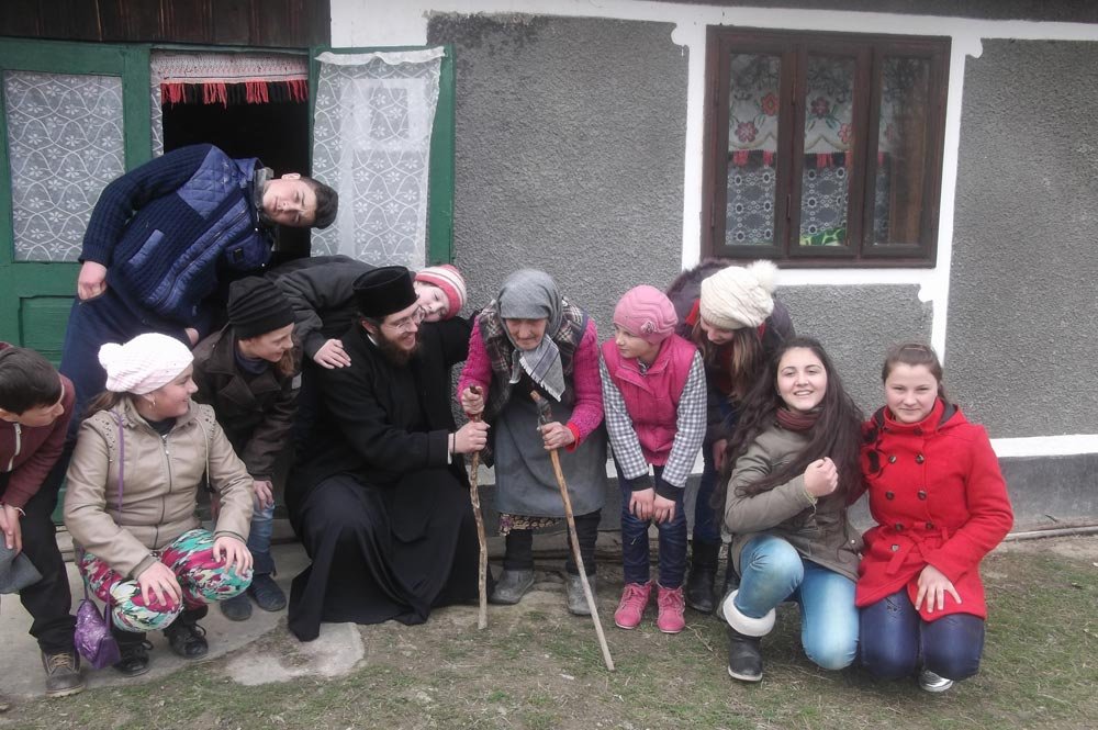 Proiectul „Toiagul viu al bătrâneţii“, în Parohia Comăneşti 73084