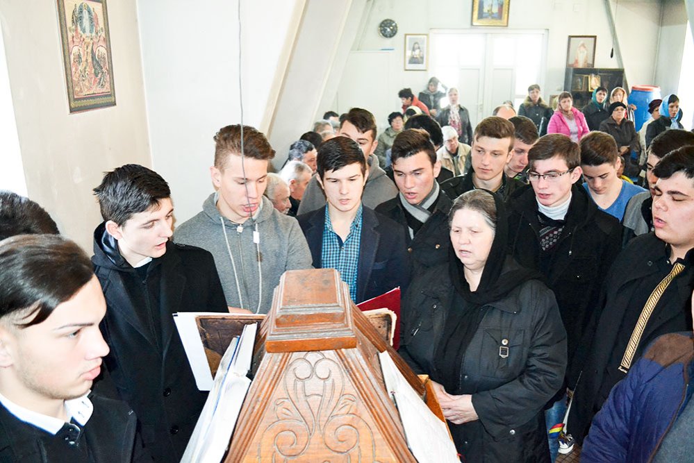 Seminariştii craioveni, în viaţa pastorală a parohiei 72989