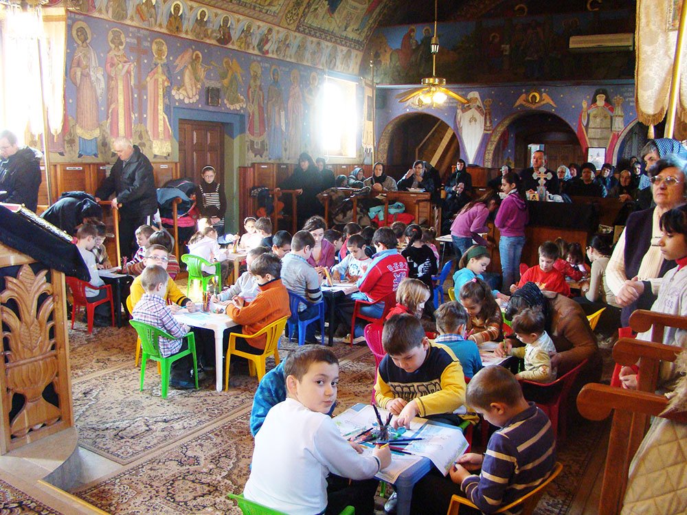 Copiii se împărtăşesc de Hristos la Parohia Chişoda 72922