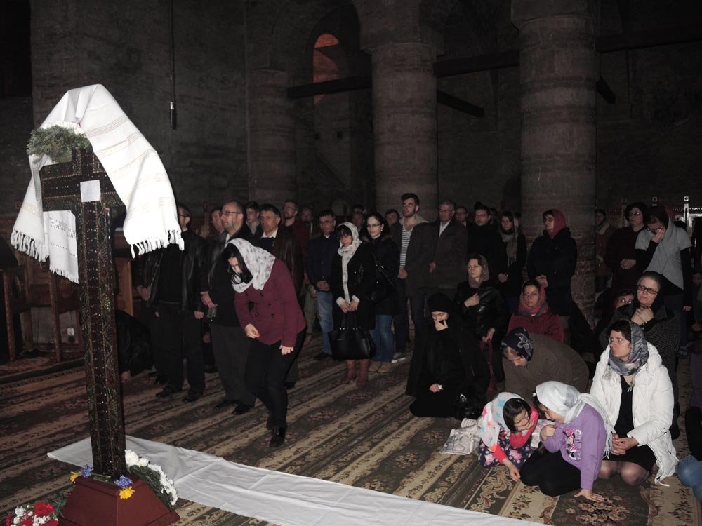 „Oamenii sunt chemaţi să-şi împroprieze la măsura fiinţei lor marea taină a răstignirii, morţii şi îngropării Domnului Hristos“ 72719