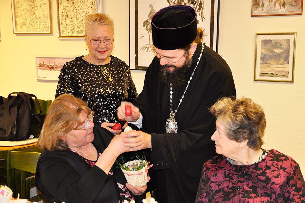 Vizită pascală la pensionarii români din Stockholm 72660