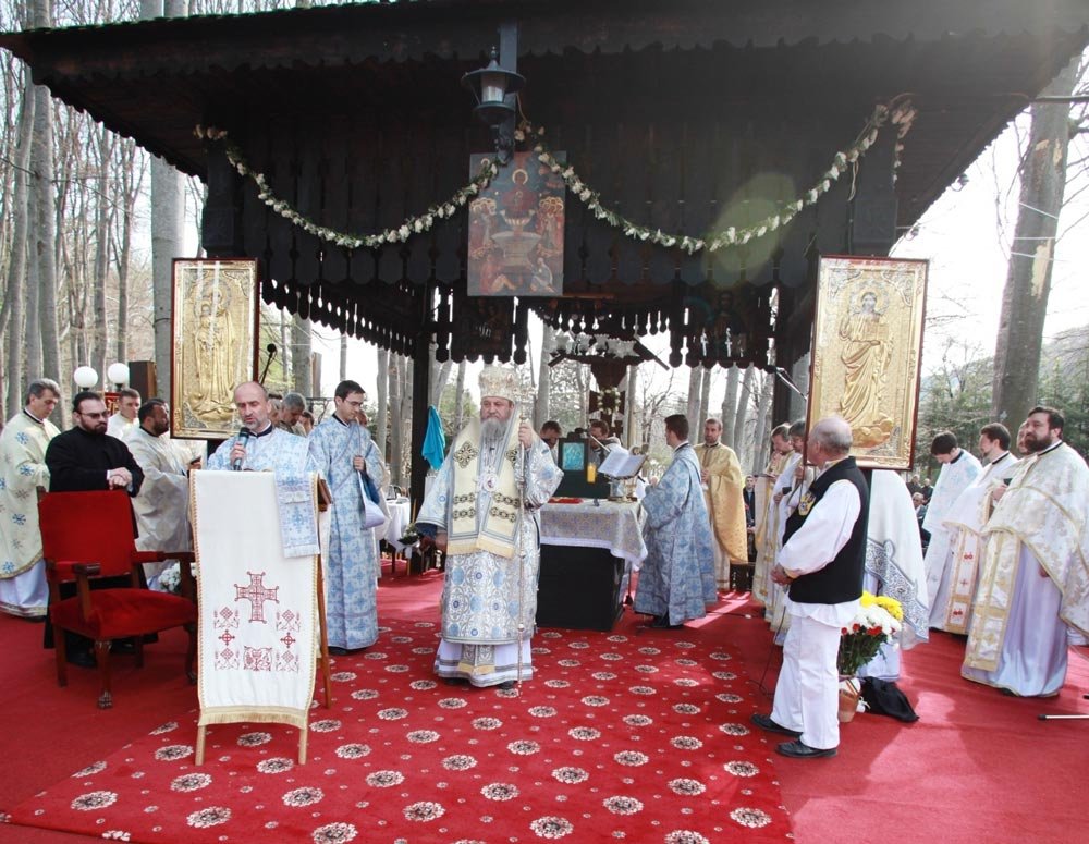 Pelerinaje şi hramuri la praznicul Izvorul Tămăduirii 72610