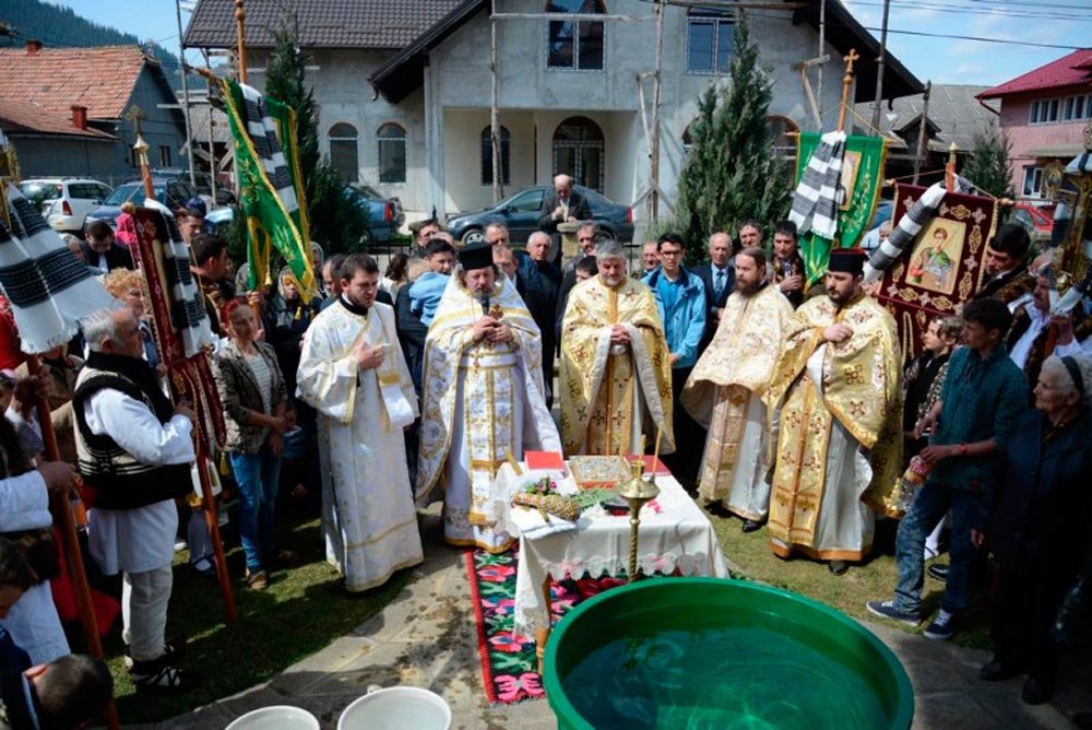 Sărbătoarea bisericii de pe Izvorul Alb 72607
