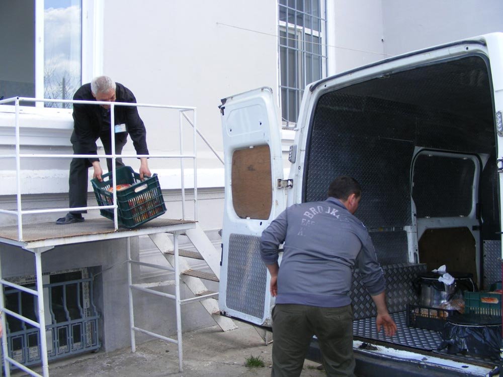 Hrană pentru pacienţii din Secţia de Psihiatrie din Buhuşi 72554