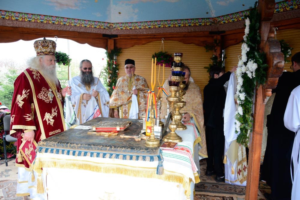 Rugăciuni arhiereşti în cimitirul din Andrieşeni 72579