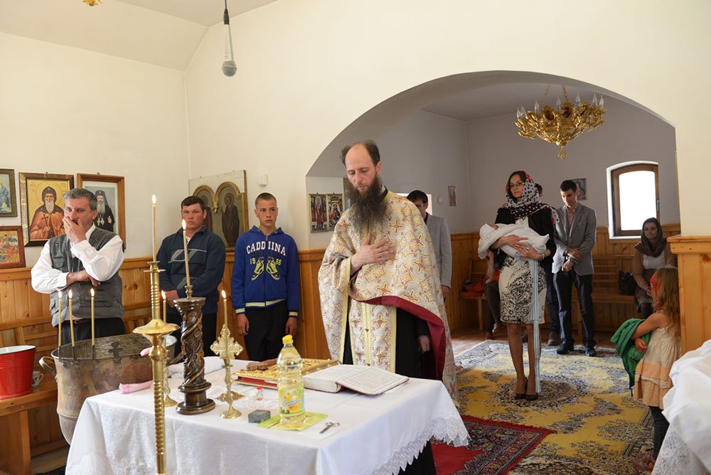 Al nouălea copil al unei familii sărace din judeţul Botoşani a fost încreştinat 72430