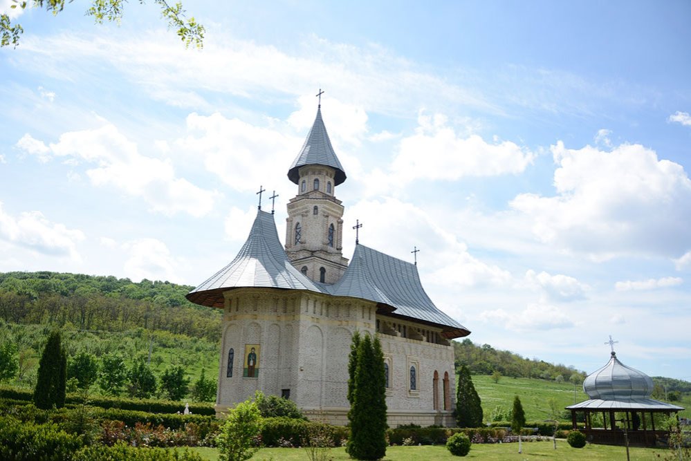 Sărbătoare la Mănăstirea Vlădiceni 72200