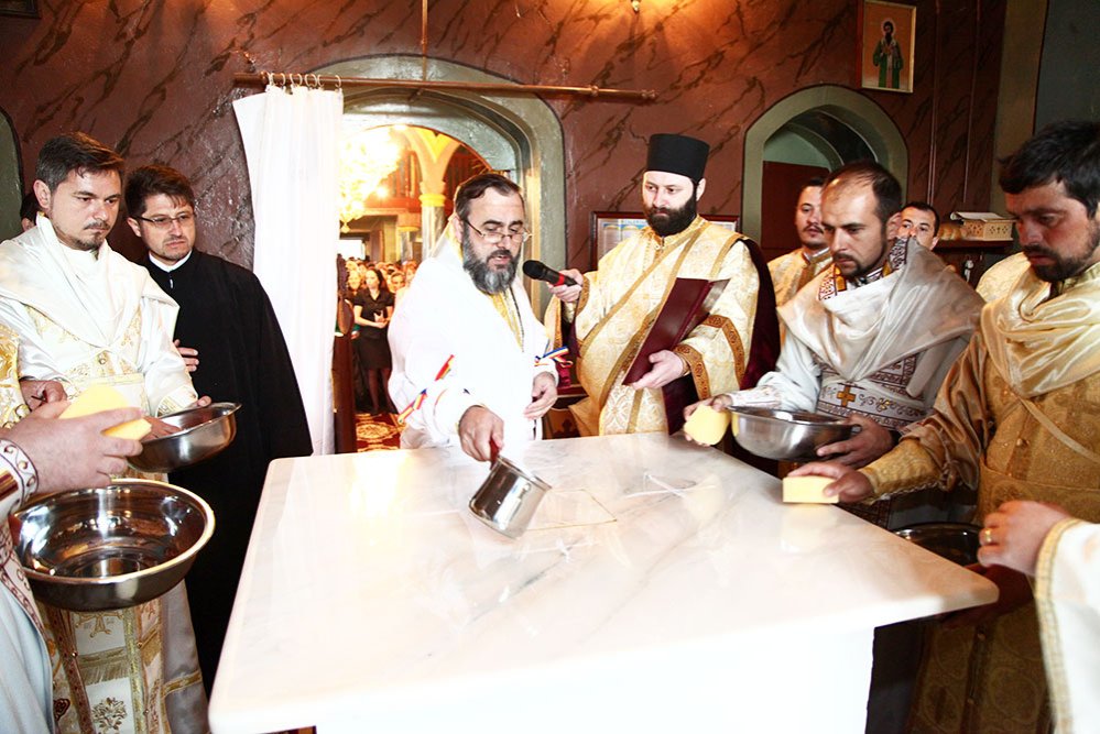 Sfinţirea bisericii din parohia buzoiană Livada 72184