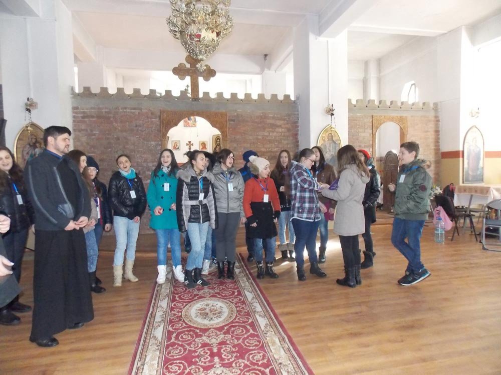 Activităţi cu tinerii în cadrul „Alege şcoala!“ 72139