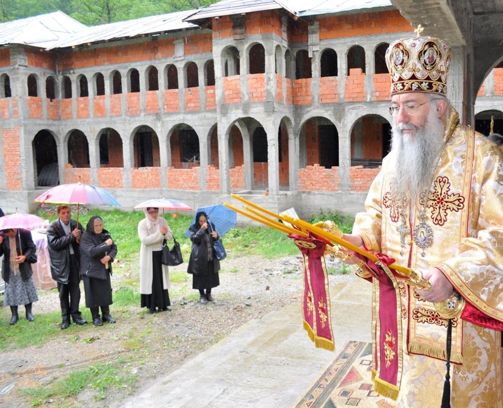 Mănăstirea de pe Valea Coşuştei îşi serbează hramul 72117