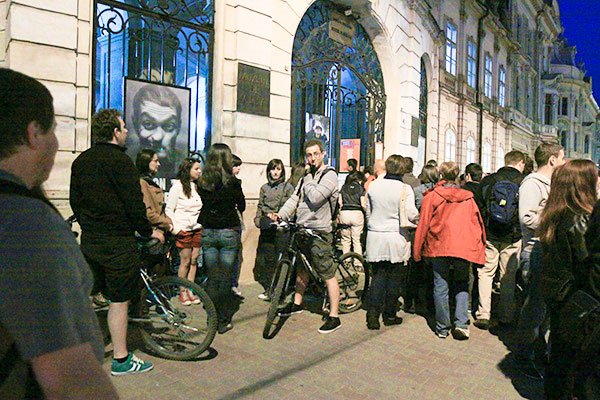 Sunteţi invitaţi la o seară plină de cultură 72088