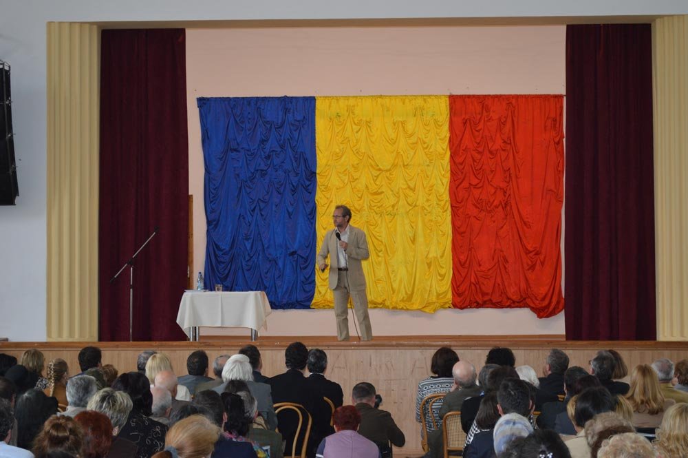 Conferinţă şi lansare de carte la Comăneşti 72075