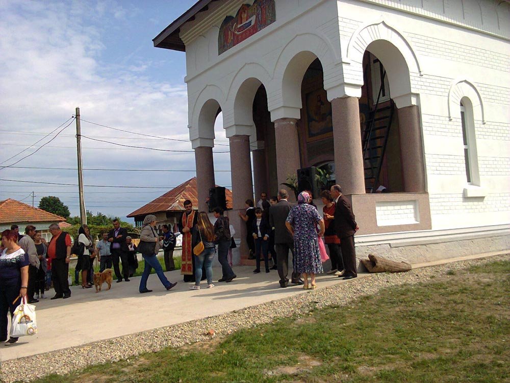 Liturghie arhierească în Parohia Dăneşti din judeţul Gorj 72005