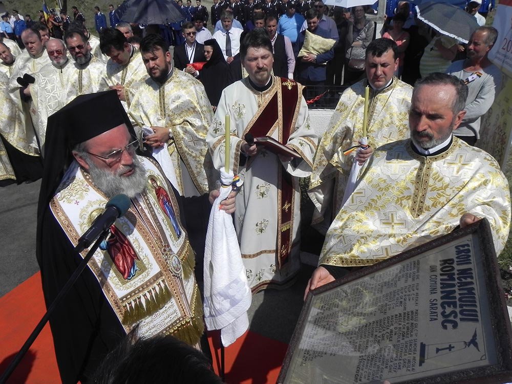 Ceremonie religioasă şi militară în comuna Sărata 71926