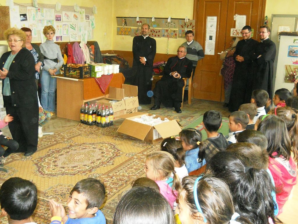 Daruri pentru copiii nevoiaşi de pe Valea Hârtibaciului 71781