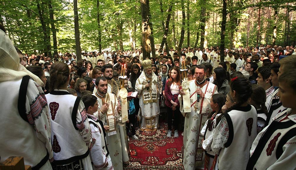 Tineri adunați în iubirea și bucuria Preasfintei Treimi 71766