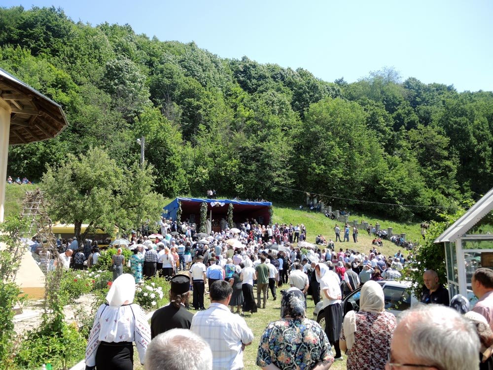 Treime, istorie şi viaţă la Mănăstirea Balş 71750