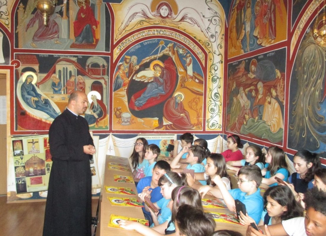 „O oră de religie «altfel»“ la Şcoala „Maica Domnului“ din Capitală 71669